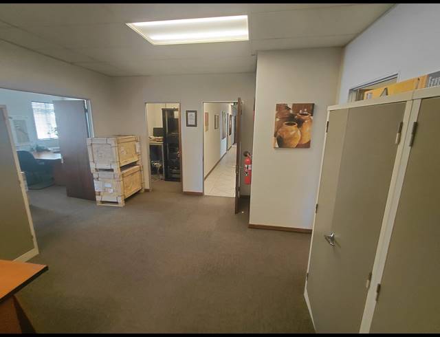 573M² OFFICE FOR SALE IN BRYANSTON
